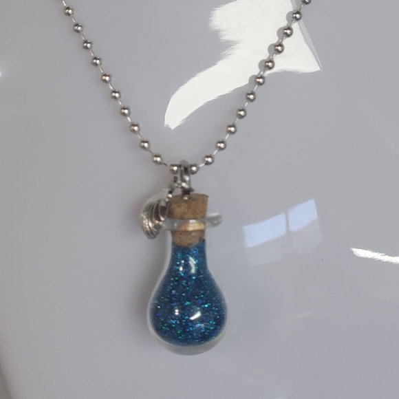 TEAL HOLOGRAPHIC glitter pixie fairy dust necklace with small shell charm. - Picture 5 of 6